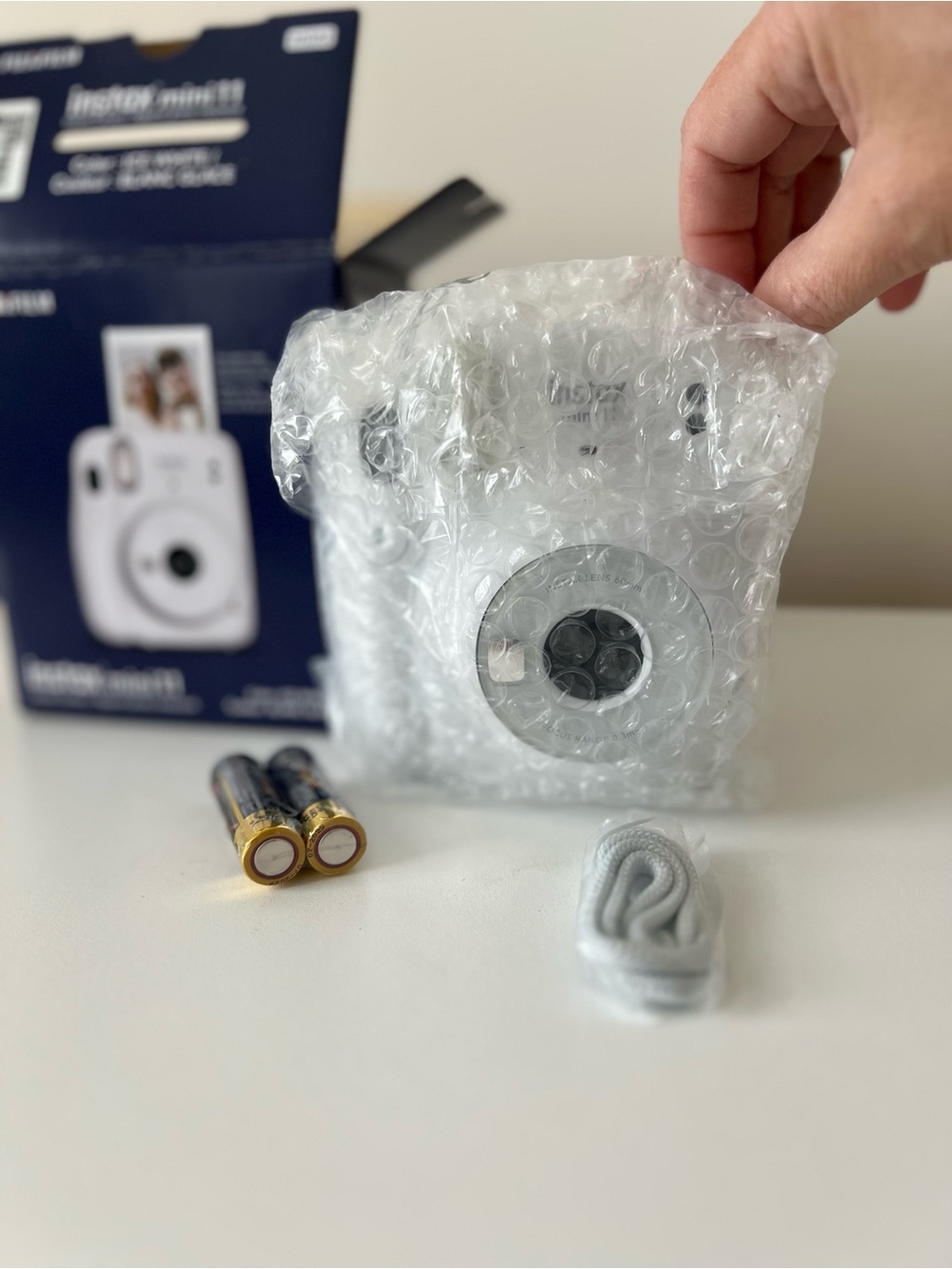 NWT Fujifilm Instax Mini 11 Instant Camera in Ice White with Strap & Batteries